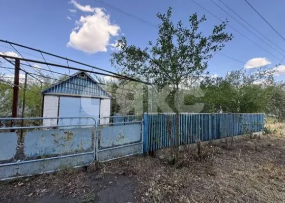 Продаётся просторный дом с коммуникациями, садом и огородом в селе Кириловка Мариуполь