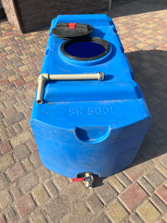 Продам ёмкость с врезкой и шаровым краном для воды, прямоугольную ,горизонтальную на 500литров. Донецк