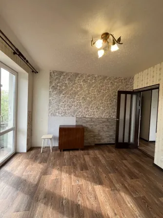 Продам квартиру на Юнкоме Енакиево