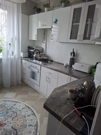 Продам 2х ком квартиру.Зеленый, 3этаж.Первые дома Макеевка