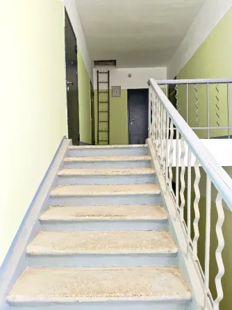 Продам 2х ком сталинку в Левобережном районе, площадь Победы Мариуполь