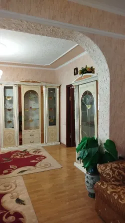 Продам крупногабаритную трёхкомнатную квартиру в центре, автономка Макеевка