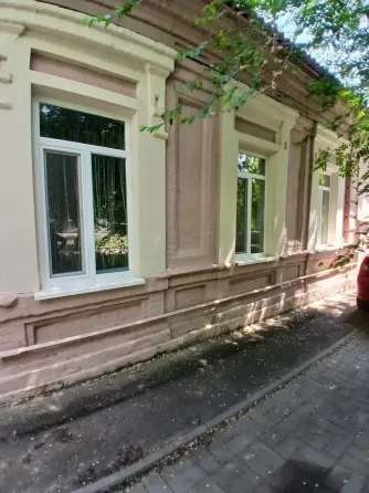Продается 3-х комнатная квартира в одноэтажном доме в самом центре Мариуполя. Мариуполь