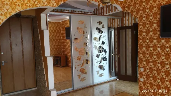 Продам 2 х ком квартиру г.Мариуполь ,Сталинка . Мариуполь
