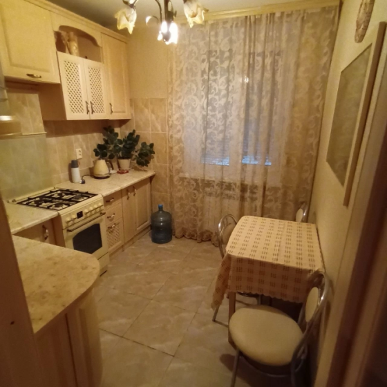 Продается 3х комнатная квартира на Красном городке, 1 этаж, сделан капитальный ремонт. Енакиево