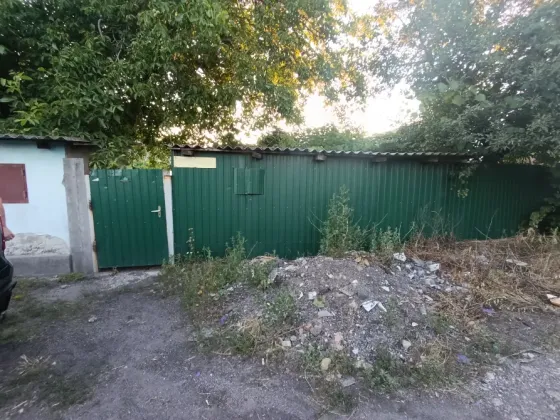 Продам 2 дома на 1- м участке в Пролетарском районе Донецк