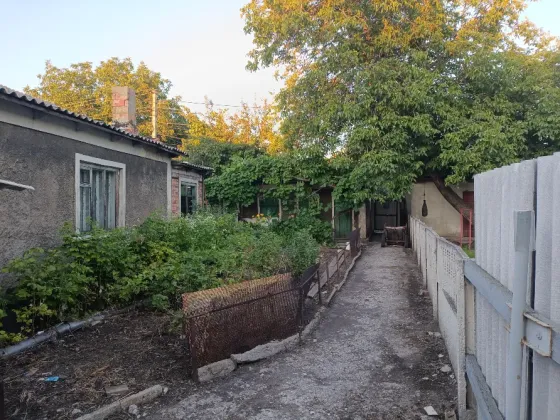 Продам 2 дома на 1- м участке в Пролетарском районе Донецк