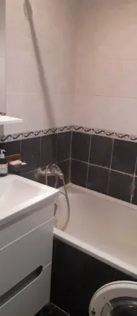продам 2 к.кв. буденовский р. 230 стр..див..высокий цоколь 1.8 метра над землёй балкон 3500 мил р. Донецк