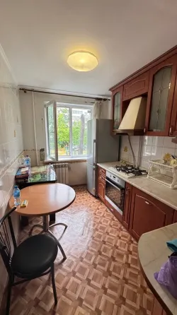 Продам 2 к кв-ру в Центральном р-не, 17 жмр, ор. к-р Савона! Мариуполь