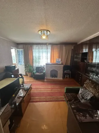 Продается уютная 2-х комнатная квартира в самом центре г. Макеевки. Расположена по адресу: бул. Горб Макеевка