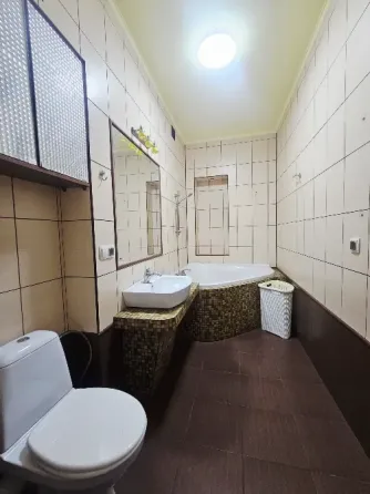 Продам крупногабаритную сталинку 90м2 с гаражом ул. Островского центр города Макеевка