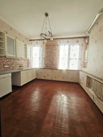 Продам крупногабаритную сталинку 90м2 с гаражом ул. Островского центр города Макеевка