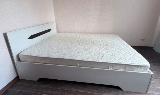 Продам двуспальную кровать с ортопедическим матрасом (зима/лето). Донецк