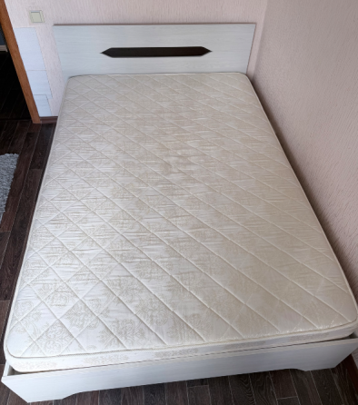 Продам двуспальную кровать с ортопедическим матрасом (зима/лето). Донецк