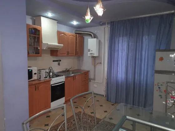 сдам 3х комн квартиру в киев. р-не, д. Сити, отличная, современная, вода. Донецк