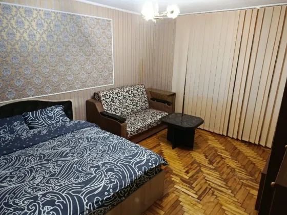 Предлагаю посуточно 1к квартиру с водой в Ленинском районе на цирке Донецк