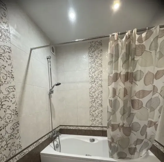 Сдаю однокомнатную квартиру 40.0 м² этаж 3 город Донецк, Ворошиловский район, Бульвар Пушкина Донецк