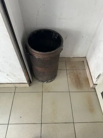 Продам мусорную корзину для магазина Донецк