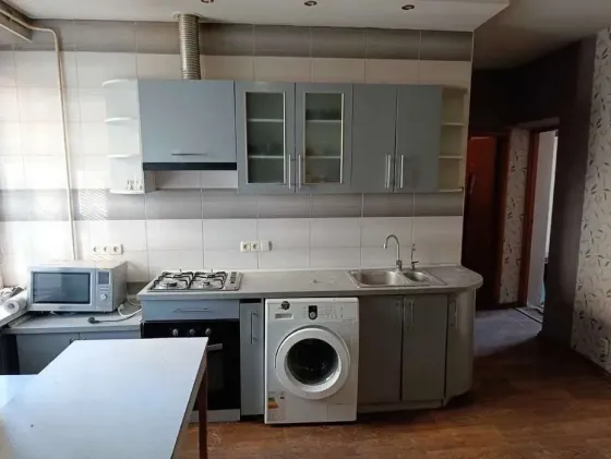 Сдам в аренду трехкомнатную квартиру в Ленинском районе, ориентир мкрн Голубой 1 Донецк