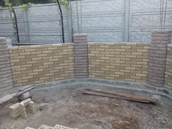 Кладка кирпича. Каменщик. Мариуполь