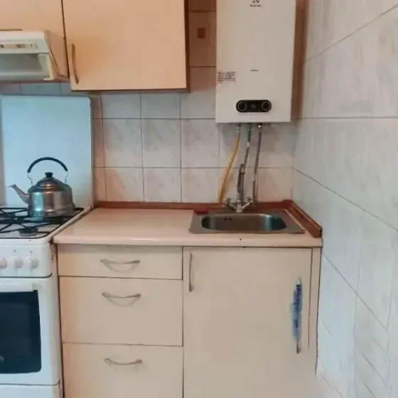 Продам 2 комнатную квартиру пл.Бакинских комиссаров Донецк