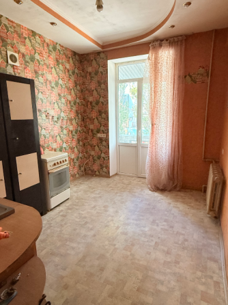 Продам 2 ком.сталинку в центре Макеевка