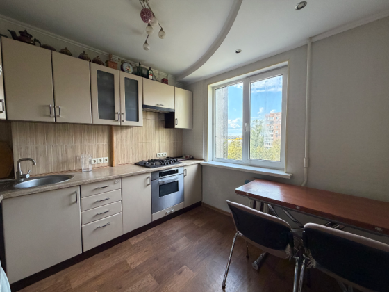 ПPОДAЖA: большая 4-х комнатная 85,1 м² с ремонтом / ул.Прожекторная Донецк