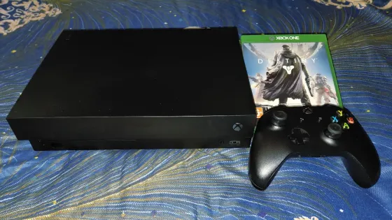 Xbox One X (1024 гб) + диск с игрой Макеевка