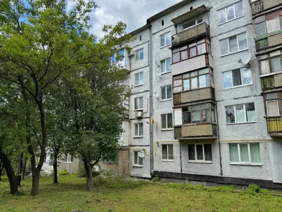 2-к. квартира 42 м² по адресу - г. Ясиноватая, мкр. Зорька, 1/5 эт. Ясиноватая