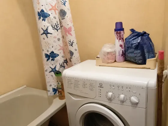 сдаю 1ком квартиру 40м² на текстильщике , Высоцкого 7, около 27 поликлиники. кондиционер,тв, машинка Донецк
