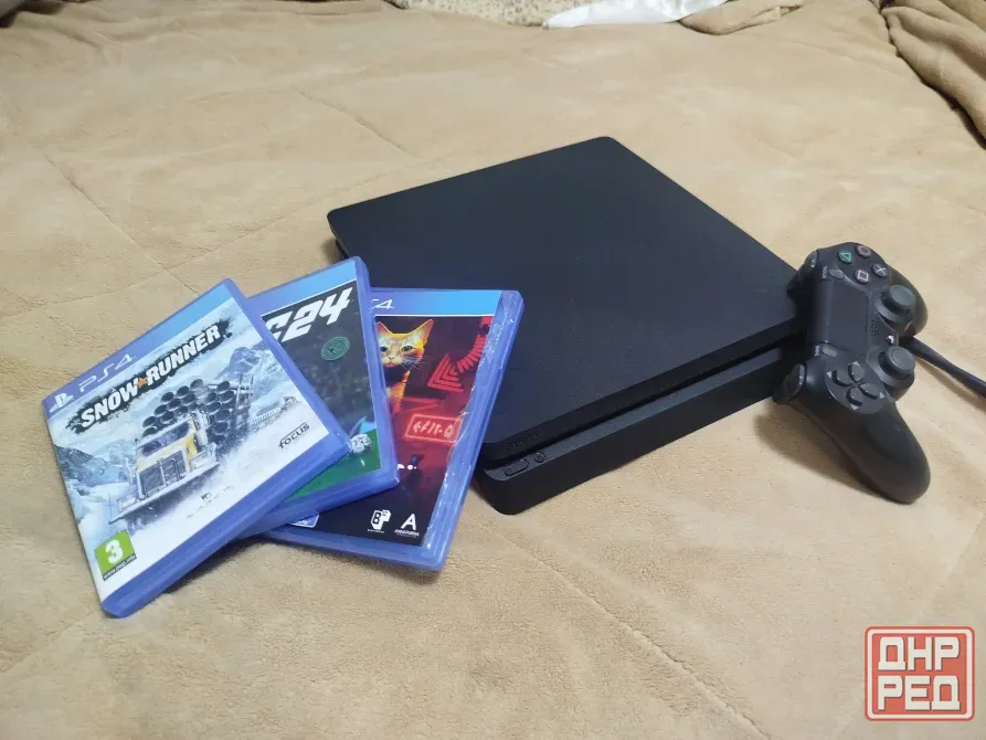 Продам PS4 Slim 1TB + 3 игры на диске Макеевка - изображение 1