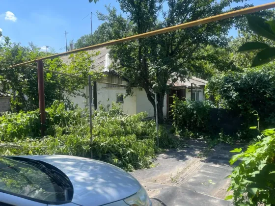 Продам 2 ком. кв-ру на земле Гвардейка, ориентир Орджоникидзе. Макеевка