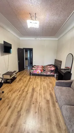 Сдается в аренду крупногабаритную 2 к кв-ру в Центре, ор-р Дом с часами Мариуполь