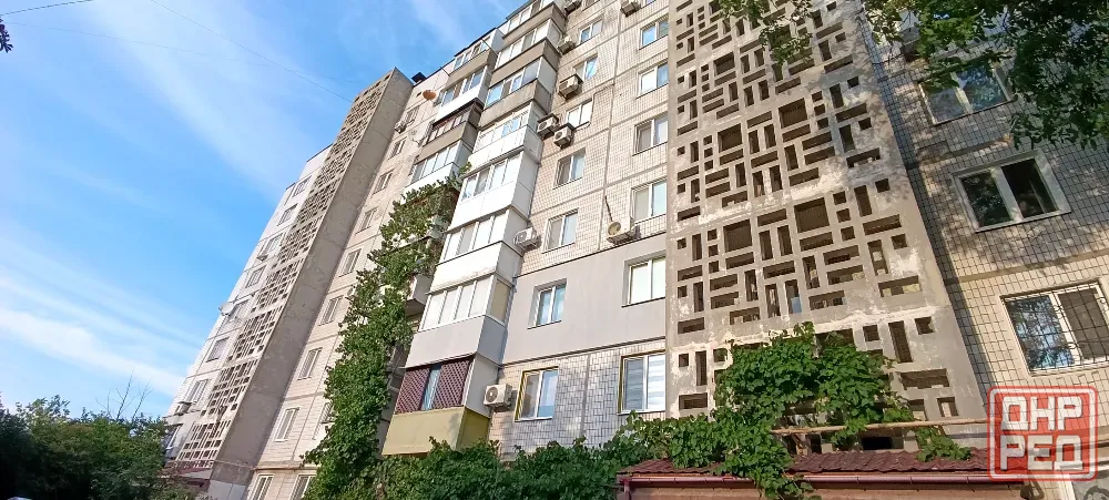 Продам 3-х комнатную в Пролетарском р-не, ул. Прожекторная. 6/9. Две лоджии! 70 м².Кооперативный дом Донецк - изображение 1