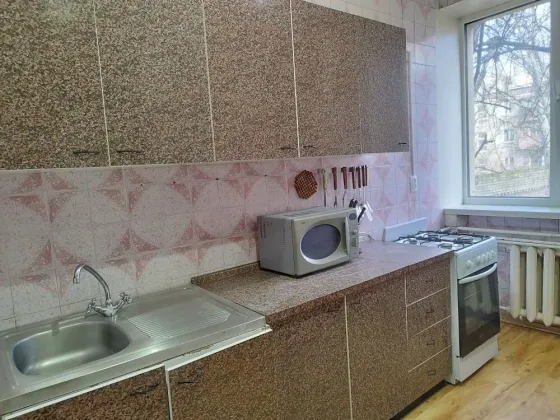 Продам 2-х ком. кв. ул. Артёма. Детский мир. Травматология. Документы готовы. Донецк