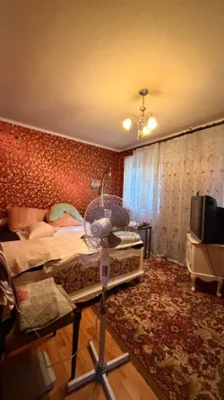 Продам 3-х комнатную квартиру с погребом Шахтерск