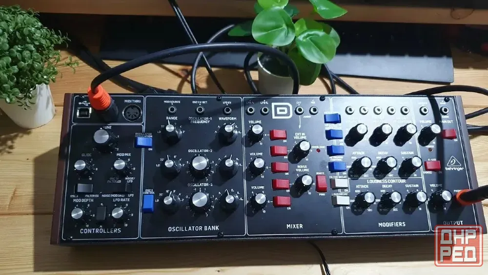 Продам синтезатор Behringer Model D ! Донецк - изображение 1