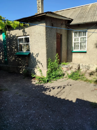 Дом в Пролетарском районе с большим огородом, летней кухней и гаражом Донецк