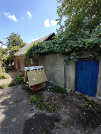 Дом в Пролетарском районе с большим огородом, летней кухней и гаражом Донецк