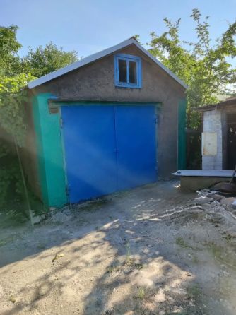 Дом в Пролетарском районе с большим огородом, летней кухней и гаражом Донецк