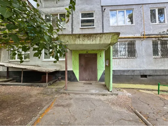 2-к. квартира 42 м² по адресу - г. Ясиноватая, мкр. Зорька, 1/5 эт. Ясиноватая