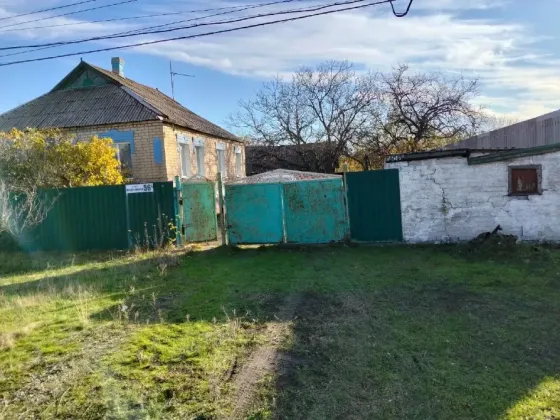 продам в шахтерске дом 80 метров квадратных 11 соток земли срочно цена 2100000 торг Шахтерск