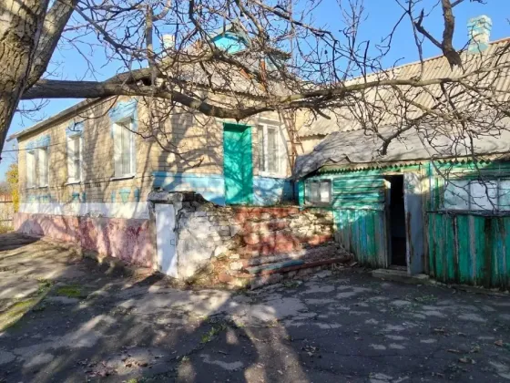 продам в шахтерске дом 80 метров квадратных 11 соток земли срочно цена 2100000 торг Шахтерск