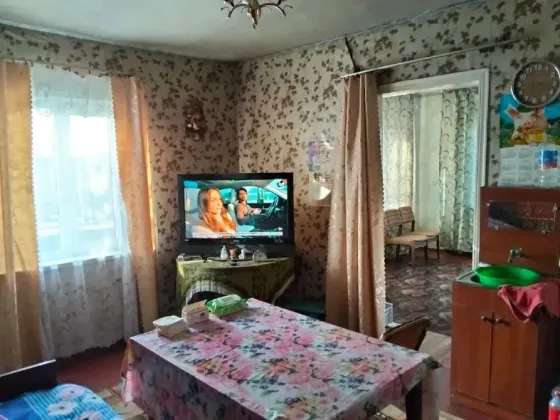 продам в шахтерске дом 80 метров квадратных 11 соток земли срочно цена 2100000 торг Шахтерск