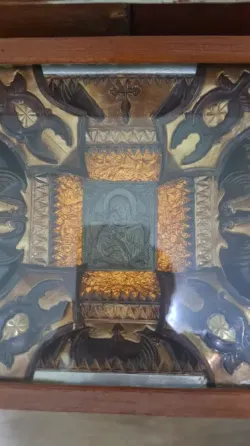 Иконы Богородица, Николай, Михаил и др. в киоте Донецк