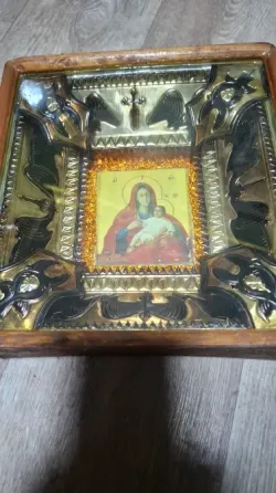 Иконы Богородица, Николай, Михаил и др. в киоте Донецк