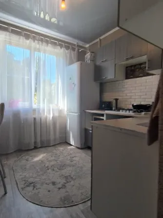 Продам 2х ком квартиру.Зеленый.3этаж Макеевка