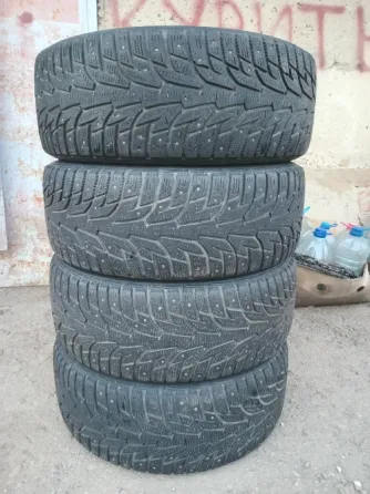 Продаю комплект зимней резины 235 55 17 Донецк