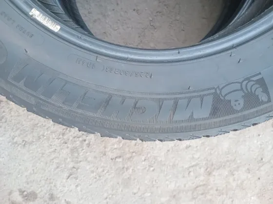Продаю два зимних ската 225 60 18 Донецк