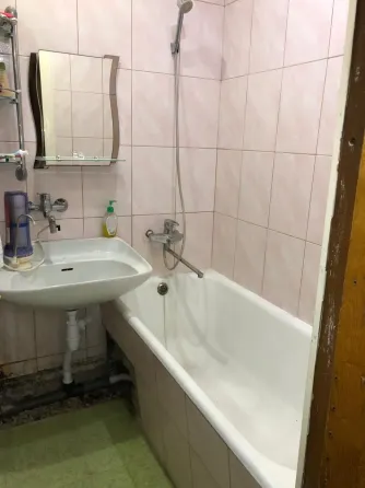 продам 3-хъ комнатную картиру район Планетария Донецк